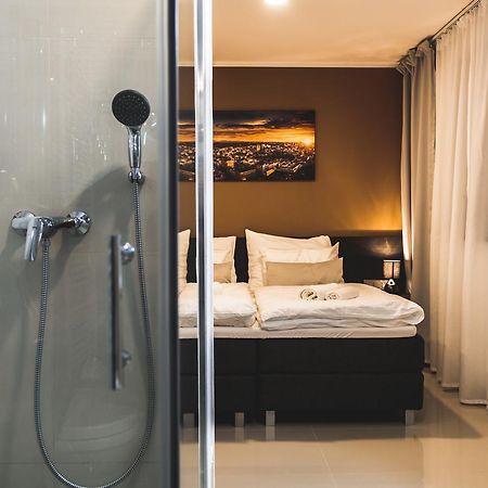 Silesia Residence Ostrava Luaran gambar A shower in a hotel room